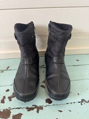 Merrell Size US 9 DEWBROOK WATERPROOF BOOT/BLACK Side Zipper Insulated